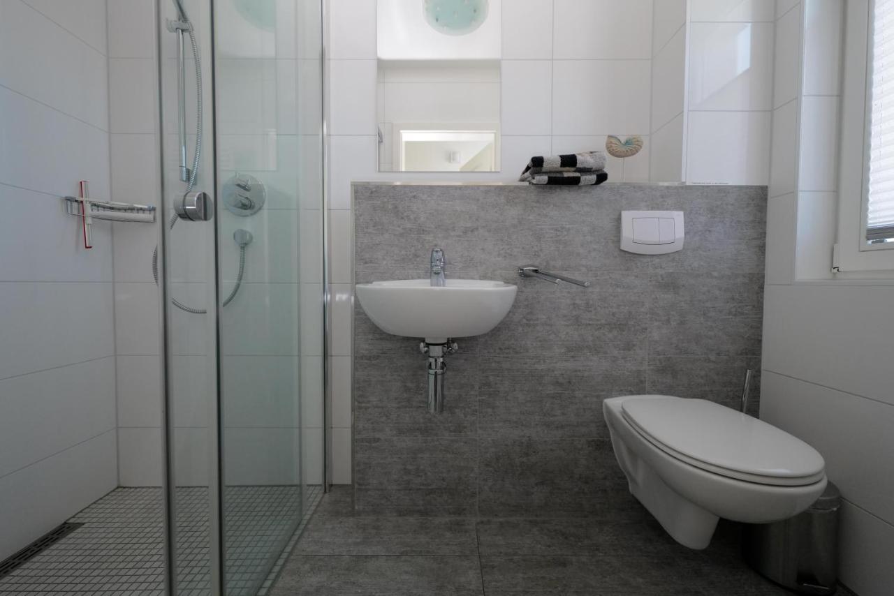 Ostseelagune Zingst, Exklusive Dhh, Strandnah, Sauna, Kamin, 3 Sz, 2 Baeder, Glasfaser, Haustierfrei, Garten Mit Suedterrasse, E-Ladesaeule, 2 Stellplaetze, Strandkorb, Fahrradschuppen, Waschmaschine, Trockner, Nichtraucher Buitenkant foto