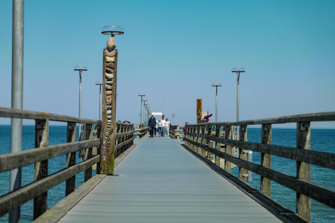 Ostseelagune Zingst, Exklusive Dhh, Strandnah, Sauna, Kamin, 3 Sz, 2 Baeder, Glasfaser, Haustierfrei, Garten Mit Suedterrasse, E-Ladesaeule, 2 Stellplaetze, Strandkorb, Fahrradschuppen, Waschmaschine, Trockner, Nichtraucher Buitenkant foto